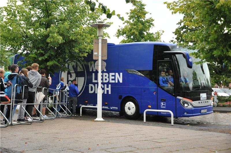 Gegen 19.30 Uhr fährt der Schalker Bus vor dem Hotel vor.
