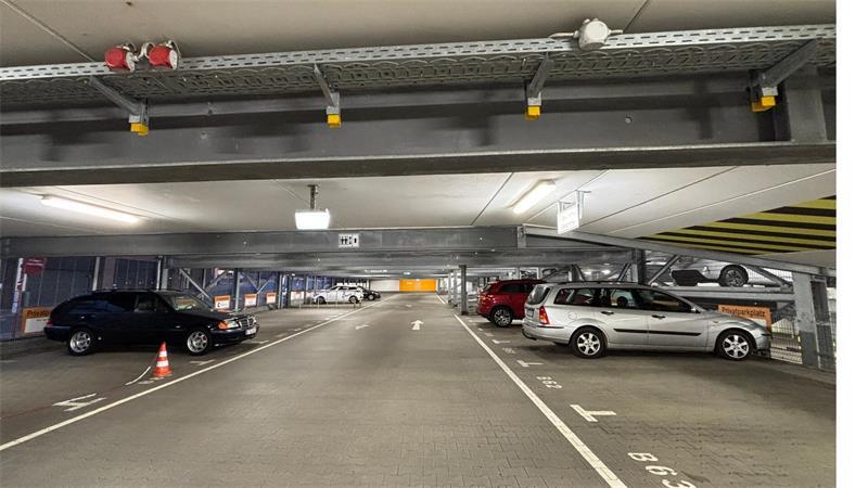 „Langweilig wird mir nie“: Aus dem Alltag eines Stader Parkwächters Gegen 21 Uhr stehen noch 37 Fahrzeuge im Parkhaus an der Wallstraße, die meisten sind Dauerparker und stehen auf den Privatparkplätzen.