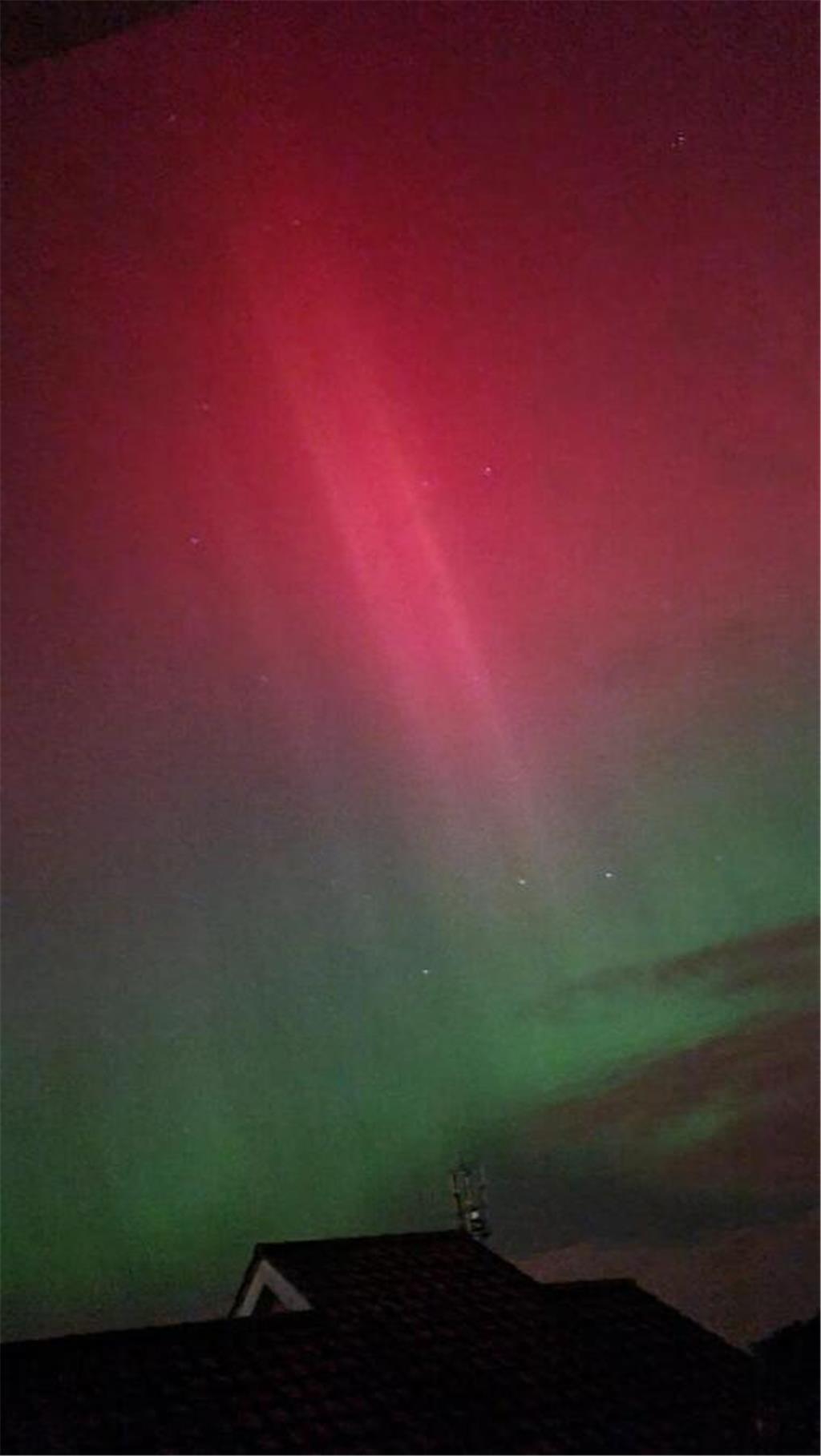 "Gegen 23 Uhr war der Himmel voll mit roten und grünen Lichtern, die man mit dem...