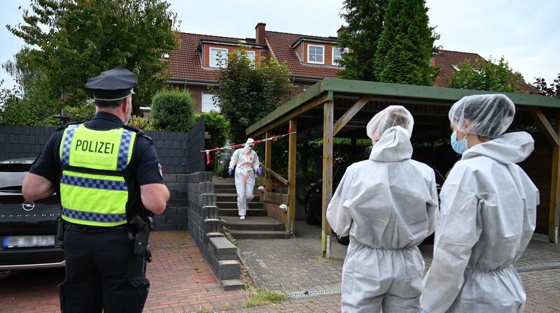 Gegen 5 Uhr wurde die Polizei alarmiert. Für die 65-jährige Bewohnerin des Reihenhauses im Johannes-Bremer-Weg kam jede Hilfe zu spät.
