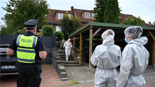 Gegen 5 Uhr wurde die Polizei alarmiert. Für die 65-jährige Bewohnerin des Reihenhauses im Johannes-Bremer-Weg kam jede Hilfe zu spät.