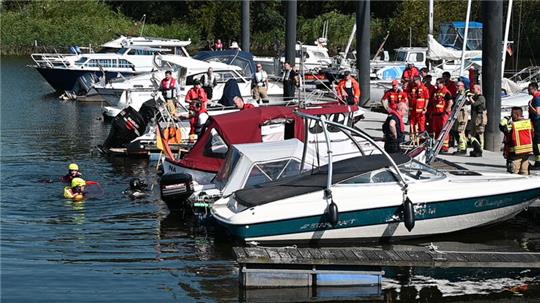 Gegen 9.45 Uhr starteten Feuerwehr und DLRG die Personensuche im Hafenbecken.