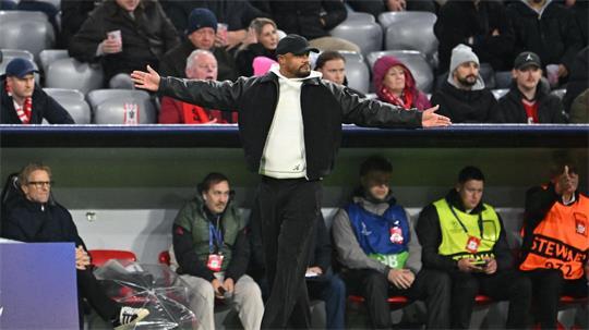 Gegen Arsenal stand Vincent Kompany nach „einem saftigen Virus“ schon wieder am Spielfeldrand. Zu Früh? (Archivbild)