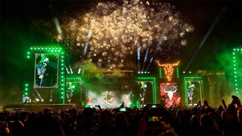 Sonnige Heavy-Metal-Party auf Wackens Wiesen Gegen Ende gab es ein Feuerwerk.