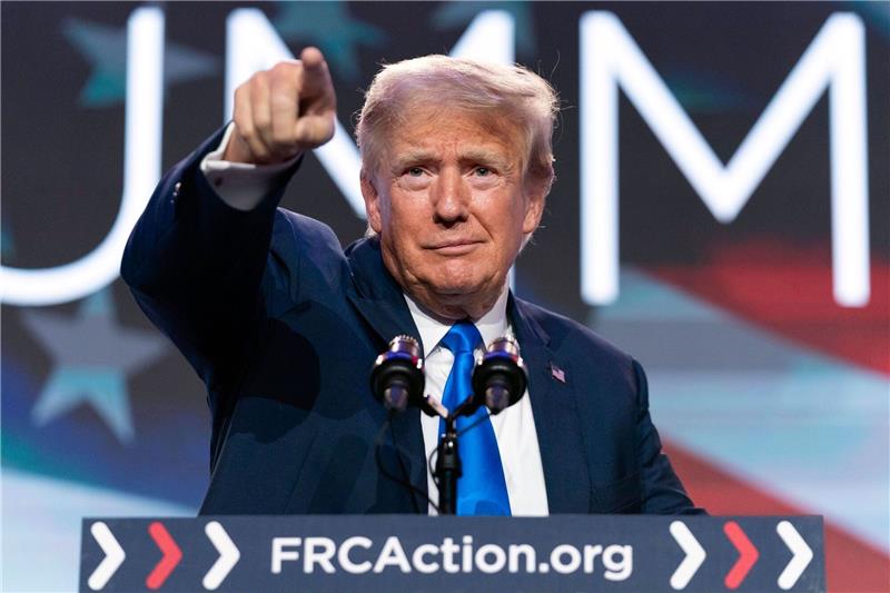 Trump: Selbstbegnadigung „sehr unwahrscheinlich” Gegen Ex-Präsident Donald Trump laufen mittlerweile vier strafrechtliche Verfahren.