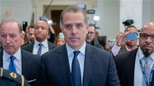 Gegen Hunter Biden (M) wurde im Dezember wegen mehrerer Steuerdelikte Anklage erhoben.