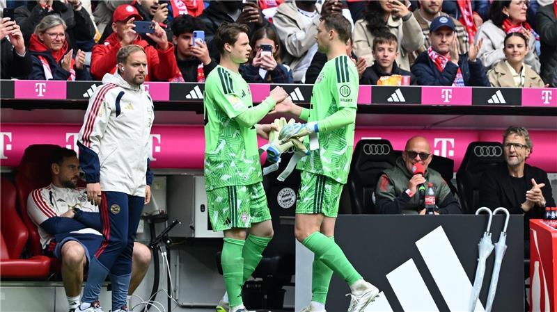 Gegen Köln musste Manuel Neuer (r) angeschlagen raus. Jonas Urbig ging für ihn ins Tor. Wie steht es um die Wade?