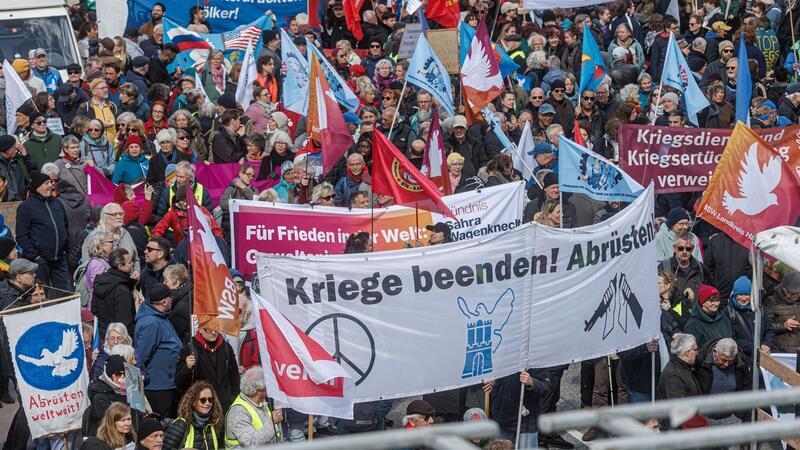 Gegen Krieg und für Frieden ziehen die Demonstrierenden durch Hamburg.