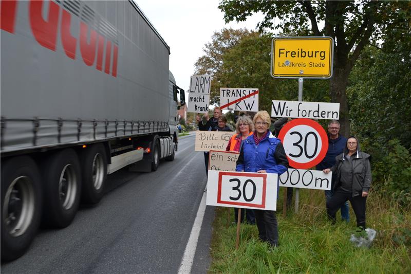 Gegen Lärm durch Schwerlastverkehr und für eine 2000 Meter lange Tempo-30-Zone protestierten am Freitagabend Anwohner der Ortseinfahrten von Freiburg. Foto: Helfferich