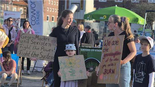 „Gegen Macker und Sexisten“: Frauen treten in Stade für ihre Rechte ein.