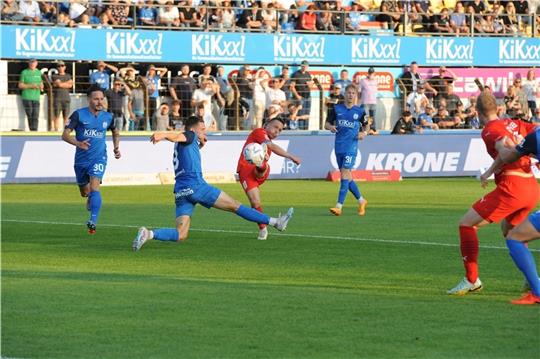 Gegen Meppen hatte D/A-Rechtsaußen Marcell Sobotta das 1:1 auf dem Fuß. Sein Linksschuss wird allerdings von Luis Sprekelmeyer zur Ecke abgefälscht. Foto: Berlin