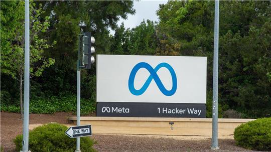 Gegen Meta gibt es eine ganze Reihe von Klagen, nun fiel ein erstes Urteil dazu. (Archivbild)