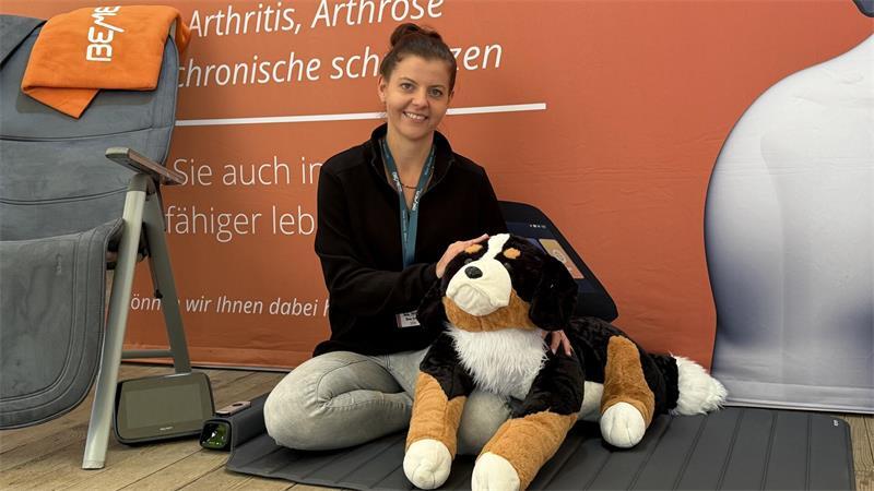 High-Tech-Mähroboter bis Naturkosmetik: Die Trends auf der LebensArt Gegen Migräne und Rückenschmerzen: Hilfsmittel für Hund, Herrchen und Frauchen präsentiert Nadja Stelling aus Deinste.