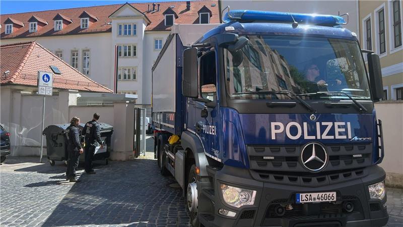 Untreue im Magdeburger Landtag? Fraktionsräume durchsucht Gegen Mittag rückten weitere Ermittler mit einem Lastwagen an.