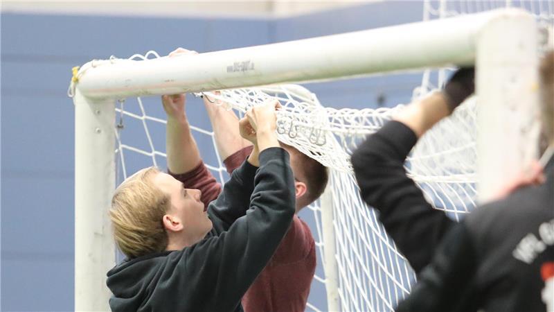 Gegen Mittag steht das erste Tor im Sportcampus.