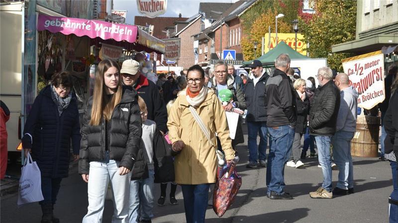 Für Schausteller ist der Horneburger Herbstmarkt Pflicht Gegen Mittag strömen die Besucher zum Horneburger Herbstmarkt.