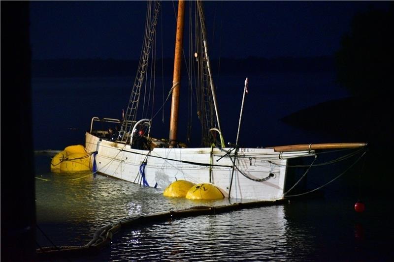 Bergung der "No. 5 Elbe" - Schiff schwimmt wieder Gegen Mitternacht schwimmt der Lotsenschoner wieder aufrecht im Wasser.