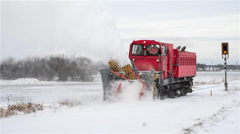 Gegen Schneeverwehungen auf exponierten Bahnstrecken helfen Schneefräsen.
