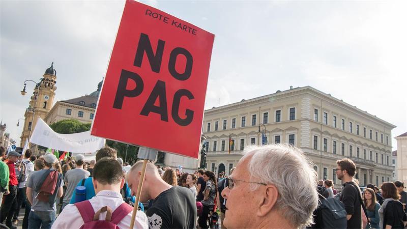 Darf Bayerns Polizei mehr als das Grundgesetz erlaubt? Gegen das bayerische Polizeiaufgabengesetz (PAG) wurde protestiert. (Archivbild)