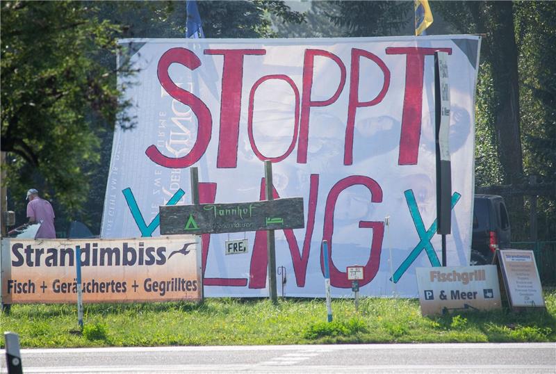 Habeck: LNG-Terminal Mukran beste der schwierigen Optionen Gegen das geplante Rügener Flüssigerdgas (LNG)-Terminal regt sich Kritik der Inselbewohner.