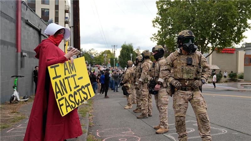 Gegen den Einsatz von Bundesbeamten in Chicago gibt es erhebliche Proteste.