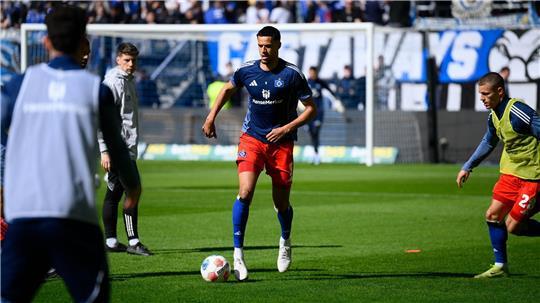 Gegen den FC Augsburg als Startspieler gefragt: HSV-Mittelstürmer Robert Glatzel (M). 