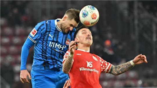 Gegen den HSV hofft der 1. FC Heidenheim auch auf die Zweikampfstärke von Kapitän Mainka (l). (Archivbild)