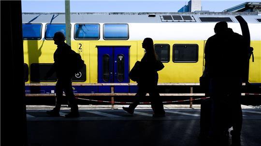 Gegen den Mann läuft ein Ermittlungsverfahren wegen des gefährlichen Eingriffs in den Bahnverkehr. (Symbolbild)