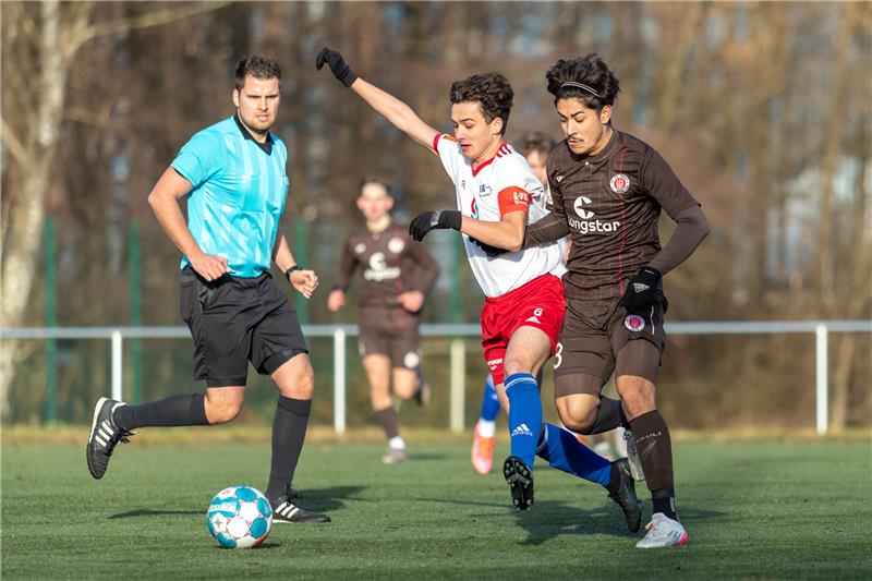 Testspiel: VfL Güldenstern Stade verliert gegen St. Pauli Gegen den Nachwuchs des FC St. Pauli hatten die U17-Fußballer des VfL Güldenstern Stade keine wirkliche Chance. Foto: Jörg Struwe
