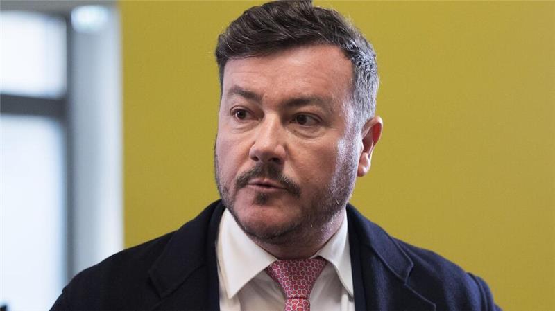 Ex-Milliardär Benko bleibt auf freiem Fuß Gegen den insolventen Signa-Gründer René Benko laufen verschiedene Ermittlungen. In Italien hat die Staatsanwaltschaft jetzt auch Haftbefehl erlassen.