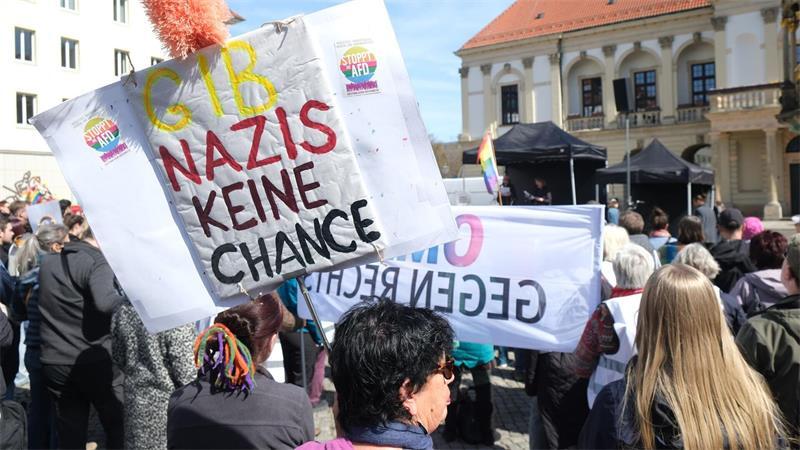Gegen die AfD gehen immer wieder Menschen auf die Straße, wie hier die Teilnehmer einer linken Kundgebung in Magdeburg im April 2026. (Archivbild)