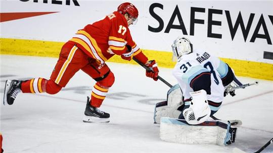 Gegen die Calgary Flames parierte Philipp Grubauer (r) starke 36 von 38 Schüssen auf sein Tor.