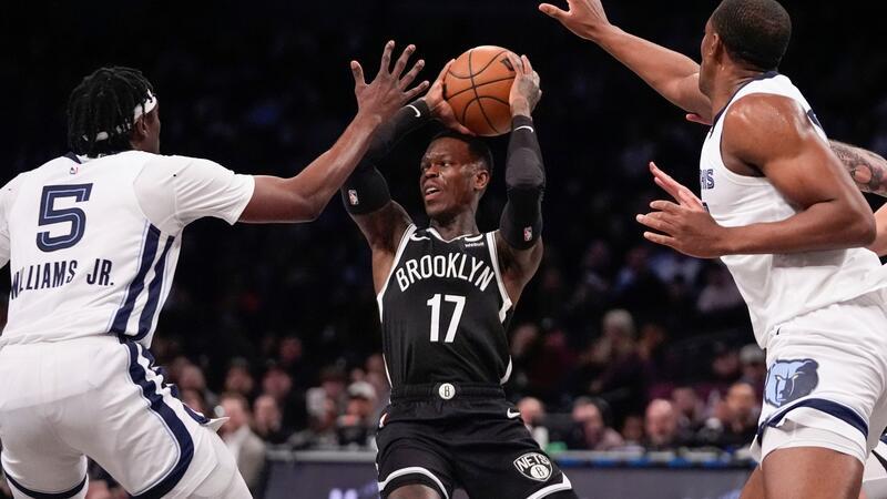 Gegen die Memphis Grizzlies kam Dennis Schröder (M) auf 13 Punkte und 9 Vorlagen.