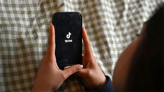 Gegen die Online-Plattform TikTok des chinesischen Anbieters ByteDance laufen mehrere EU-Verfahren. (Symbolbild) 