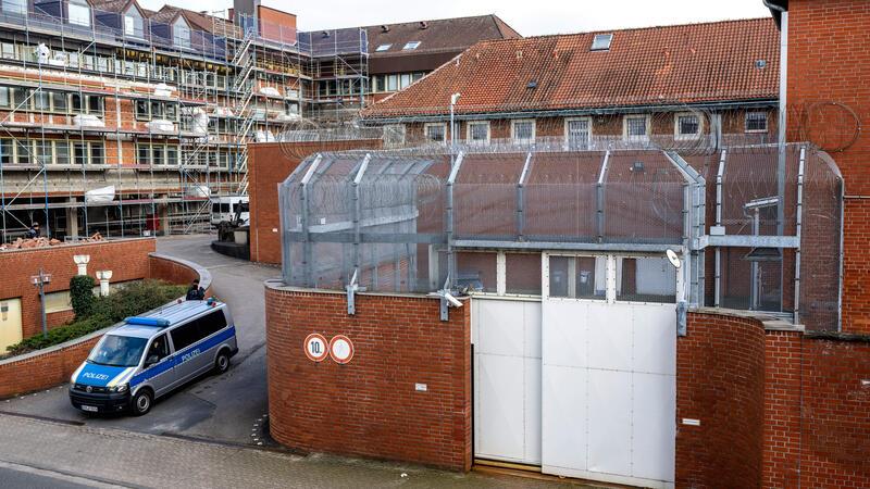 Mathe-Nachhilfe und Kekse: Was Nachbarn über RAF-Terroristin Klette sagen Gegen die frühere Terroristin der Roten Armee Fraktion (RAF), Daniela Klette (65), wurden mehrere Haftbefehle erlassen. Sie befindet sich in Untersuchungshaft.