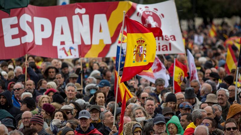 Erneut Protest gegen Amnestie für katalanische Separatisten Gegen die geplante Amnestie für die katalanische Separatisten regt sich erneut Widerstand: Tausende Menschen protestierten in Madrid gegen die Pläne der spanischen Regierung.