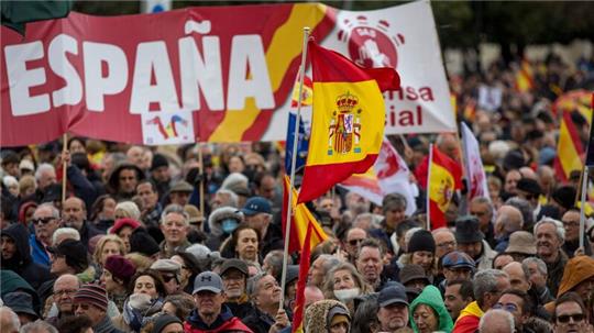 Gegen die geplante Amnestie für die katalanische Separatisten regt sich erneut Widerstand: Tausende Menschen protestierten in Madrid gegen die Pläne der spanischen Regierung.