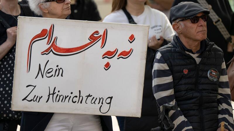 Gegen die jüngsten Hinrichtungen im Iran protestieren Exil-Iraner in Frankfurt. (Archivbild)