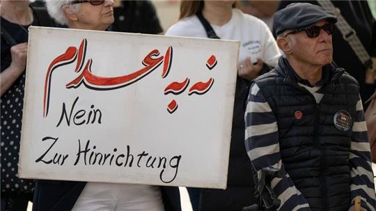 Gegen die jüngsten Hinrichtungen im Iran protestieren Exil-Iraner in Frankfurt. (Archivbild)