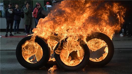 Gegen die mögliche Schließung des Werks protestierten Audi-Mitarbeiter Anfang September mit brennenden Reifen. (Archivbild)