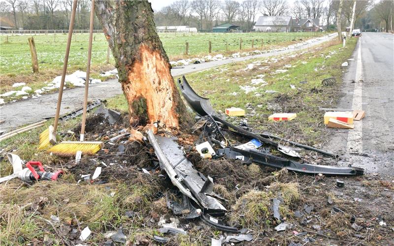 59-Jähriger stirbt nach Unfall Gegen diesen Baum prallte der Citroën Berlingo. Trümmerteile lagen weit verstreut. Foto Beneke