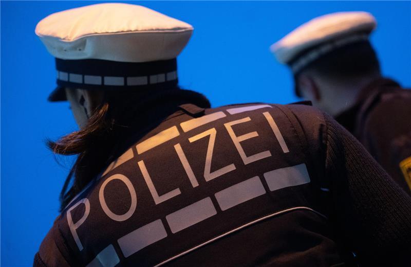 Betrügerbande: Vier falsche Polizisten in Bremen festgenommen Gegen drei der Männer wurden Haftbefehle vollstreckt, während der vierte vorläufig festgenommen wurde.