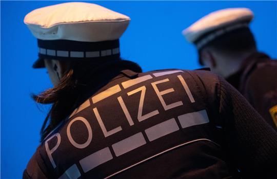 Gegen drei der Männer wurden Haftbefehle vollstreckt, während der vierte vorläufig festgenommen wurde.