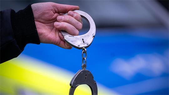 Gegen eine Sicherheitsleistung von 300 Euro ist der Mann wieder auf freien Fuß gesetzt worden.