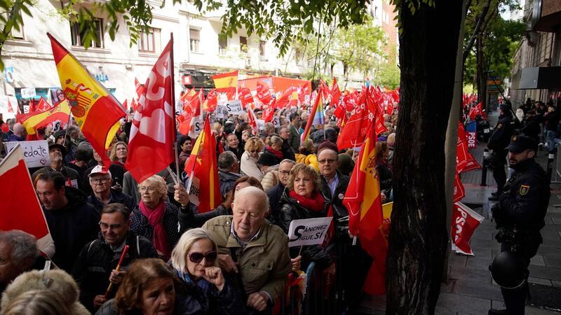 Gegen einen möglichen Rücktritt: Anhänger des spanischen Ministerpräsidenten Pedro Sánchez versammeln sich während einer Demonstration vor der Parteizentrale der PSOE.