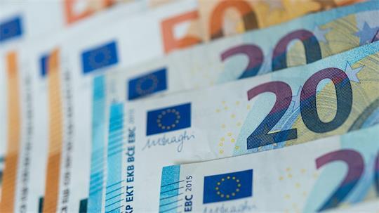 Gegen fünf Männer ist Anklage erhoben worden, weil sie in eine Bank eingebrochen haben sollen.