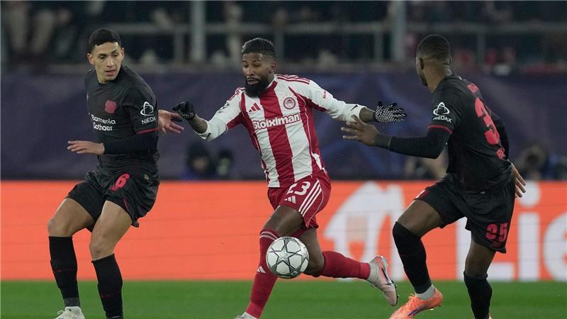 Gegen hoch pressende Griechen tat sich Leverkusen schwer. 