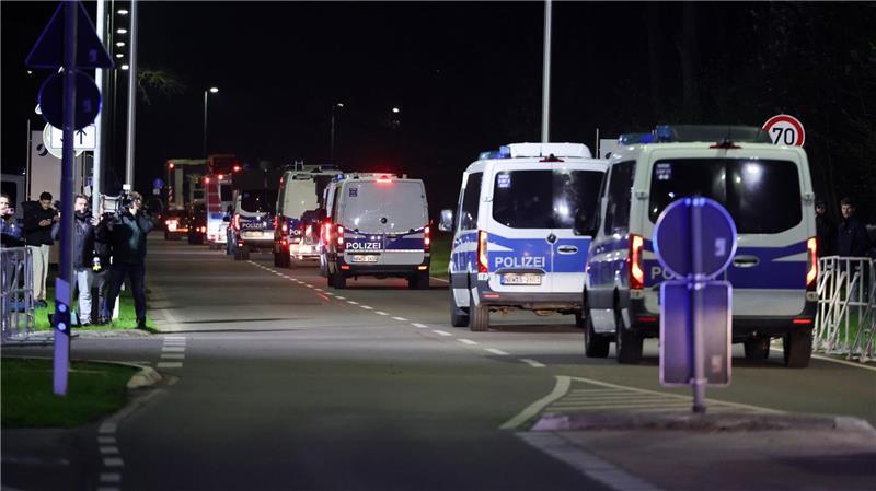 Gegen kurz nach 22.00 Uhr rollte der Konvoi am Dienstag los.