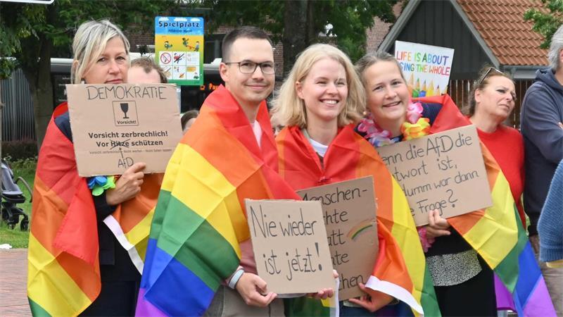 Gegendemo für Vielfalt und Demokratie auf dem Altländer Markt in Jork, zeitgleich setzt die AfD an der Lessingstraße beim Kommunalwahlkampf auf Bratwurst und Bier.