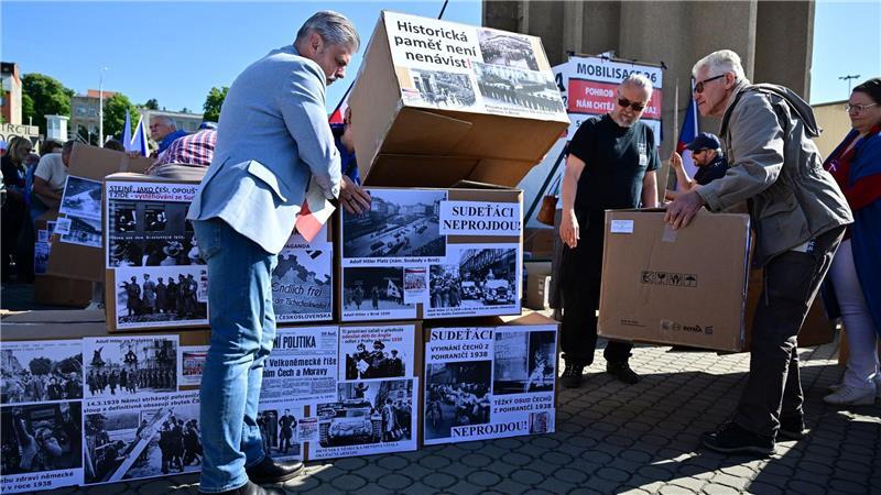 Protest und Dialog: Sudetendeutsche treffen sich in Brünn Gegendemonstranten bauen am Messegelände in Brünn (Brno) eine symbolische Barrikade.